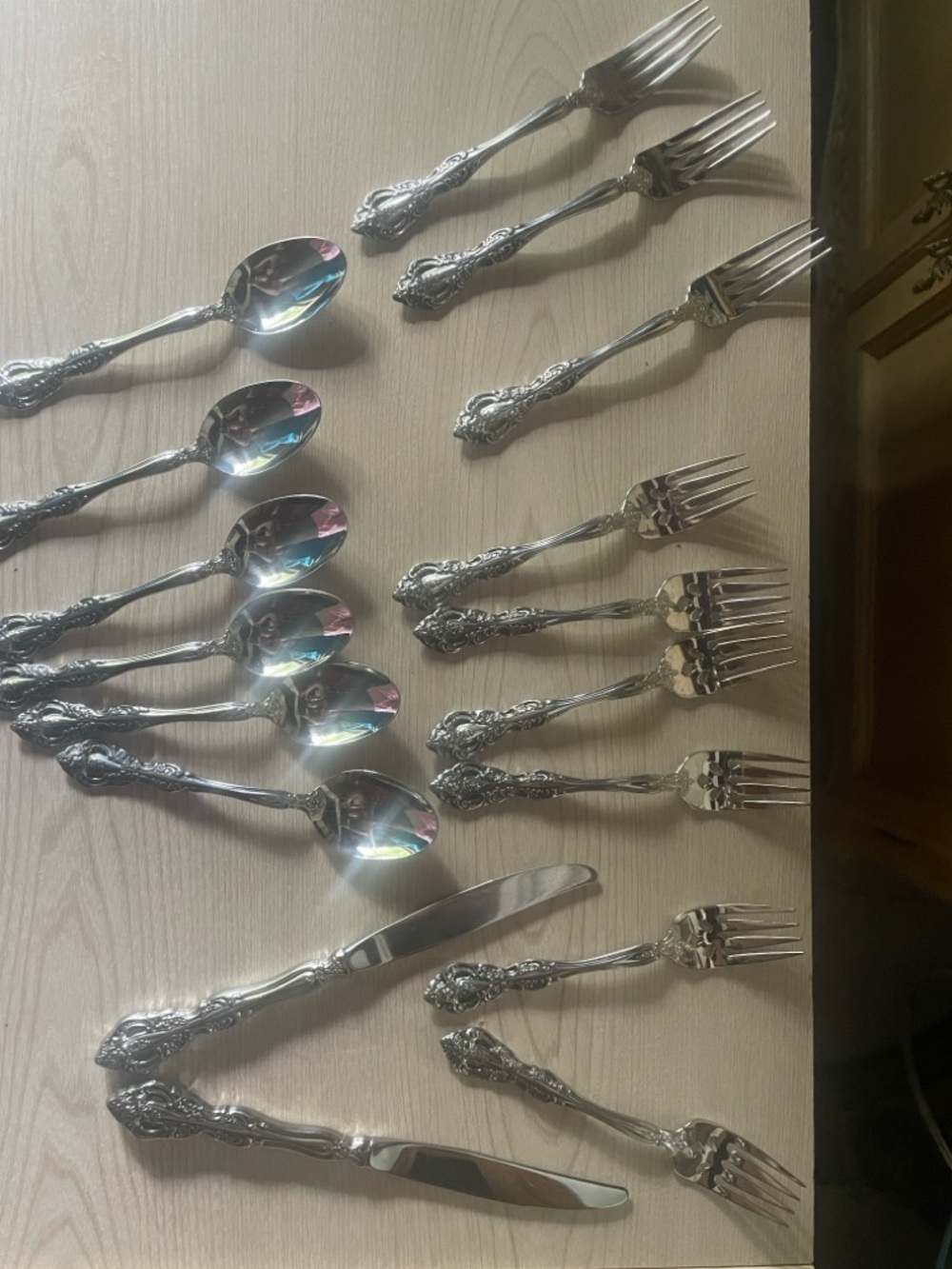 Oneida Silver Ornate Stainless Flatware Set - Polished Silver